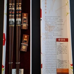 Elegant Brown Chopsticks Set with Cat Design